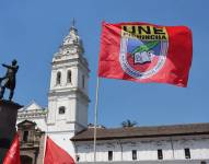 Foto de una bandera de la Unión Nacional de Educadores de Pichincha