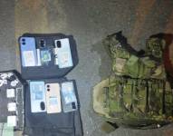 Celular y cargadores encontrados en el chaleco del militar.