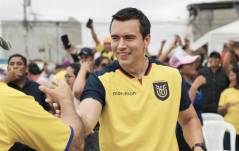 El Presidente de Ecuador, Daniel Noboa, con la camiseta de la selección nacional