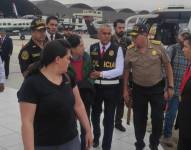Fotografía cedida por la Policía Nacional de Perú que muestra la llegada del expresidente peruano Alejandro Toledo, tras ser extraditado de Estados Unidos, hoy, en Lima (Perú).