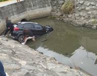 Imagen de un carro encunetado tras chocar contra una moto en la vía Durán-Yaguachi.