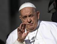 El Papa Francisco saluda a los fieles durante su audiencia general semanal en la Plaza de San Pedro.