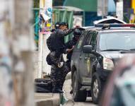 Integrantes de la Policía durante un operativo para desactivar un dispositivo explosivo adherido al cuerpo de un hombre en Guayaquil.