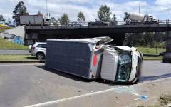 Un camión volcado en la avenida Simón Bolívar.
