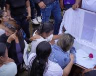Familiares de víctimas de la masacre de El Empalme, que dejó 17 personas asesinadas el domingo 27 de julio de 2025, dando el último adiós.