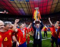 Archivo Luis de la Fuente trofeo de la Eurocopa.