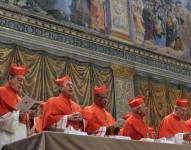 Esta imagen proporcionada por la Oficina de Prensa muestra a los cardenales entonando el himno en latín Veni Creator Spiritus (Ven, Creador Espíritu) en la Capilla Sixtina antes del inicio del cónclave en el Vaticano, el 12 de marzo de 2013.