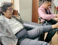 Foto filtrada donde Vásquez hace que un trabajador le corte las uñas