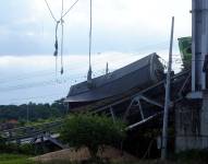 Imagen de un camión que quedó atrapado en el puente Gonzalo Icaza Cornejo, después que la infraestructura colapsara la tarde del miércoles 19 de marzo.