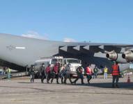 Fotografía difundida por el Instituto Guatemalteco de Migración muestra a migrantes guatemaltecos descendiendo de un avión militar estadounidense tras ser deportados de Estados Unidos en la Base Aérea de Guatemala, en Ciudad de Guatemala, el 24 de enero de 2025.