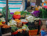 Comerciantes y consumidores denuncian falta de control de precios en mercados de Guayaquil