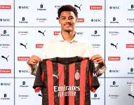 Koni De Winter posando con la camiseta del AC Milan