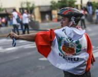 Manifestantes se enfrentan con la Policía hoy y reclaman el cierre del Congreso y la convocatoria a elecciones generales hoy en Lima (Perú).