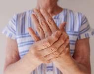 Fotografía de una mujer anciana con parkinson.