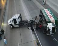 Imagen de un camión volcado en el norte de Guayaquil.