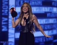 Jennifer López recibe el premio a mejor canción por On My Way (Marry Me) en los Premios MTV al Cine y la Televisión el domingo 5 de junio de 2022 en el Barker Hangar en Santa Mónica, California.