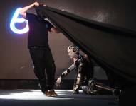 Momento de la vergonzosa caída del robot ruso de ldol