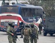 Imagen de los buses en donde fueron subidos los reos de la cárcel de Machala, El Oro.