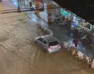 Imagen de un carro inundado en Balsas, El Oro.