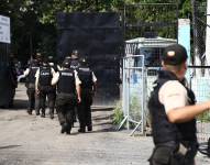 Imagen de policías entrando a la Penitenciaría del Litoral.