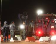 Miembros de la policía afuera del aeropuerto de Hamburgo, Alemania.