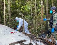 Fotografía cedida por el Ejército de Colombia de las labores de recuperación en el lugar de accidente de una avioneta que cayó en medio de la selva, el 18 de mayo de 2023, en el Guaviare (Colombia). EFE/Ejército de Colombia