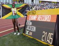 Shericka Jackson desplegó su potencia en los 100 metros finales y se despegó sin dificultades de su compatriota.