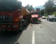 Choque entre dos vehículos pesados en la avenida Simón Bolívar.