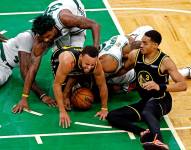 El base de los Golden State Warriors se lesionó este miércoles en un choque con el dominicano Al Horford peleando por un balón dividido.