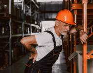 Los trabajadores de la construcción enfrentan peligros constantes como caídas, golpes, fracturas y quemaduras.