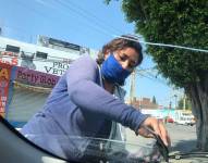 Persona que trabaja en la calle limpiando parabrisas en un país de América Latina. Foto: Archivo