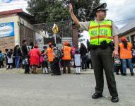 Un agente de la Policía Nacional vigila en los exteriores de un plantel educativo (foto referencial).