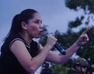 Imagen de Luisa González, candidata presidencial del correísmo, en un evento de campaña en Guayaquil el 2 de abril del 2025.