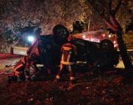 Un auto quedó volcado en un costado de la avenida Mariscal Sucre.