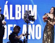 Rosalía reacciona al recibir su premio de ábum del Año durante los Premios Grammy Latinos.