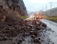 Un deslizamiento de tierra y rocas en la vía Cuenca-Girón-Pasaje.