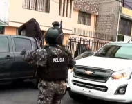La intervención de los policías que llevan a los detenidos en camionetas.