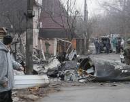 Restos de un aparato militar derribado en una calle de Kiev. EFE/EPA/SERGEY DOLZHENKO
