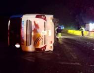Un bus interprovincial se volcó en la vía Alóag - Santo Domingo.