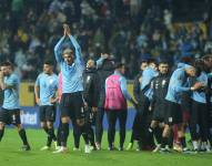 Los jugadores uruguayos celebran el triunfo logrado en Montevideo.