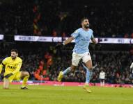 El argelino Riyah Mahrez (d) fue la figura del Manchester City al marcar un doblete y participar en los otros dos goles del Manchester City.