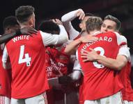 El noruego Martin Odegaard (d) marcó un doblete en la goleada del Arsenal sobre Everton.