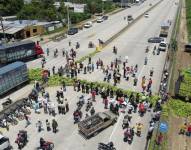 Al menos tres carreteras en El Oro fueron cerradas este lunes 11 de abril.