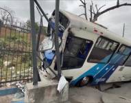 Imagen de un bus encunetado en la vía Perimetral, norte de Guayaquil, la mañana del lunes 29 de septiembre. El siniestro fue provocado por un intento de robo.