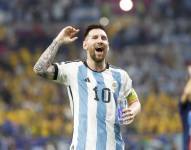Lionel Messi festeja con la hinchada argentina la clasificación a la final del Mundial Qatar 2022.