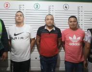 Imagen de un ecuatoriano y dos peruanos detenidos en Perú por tratar de traficar 11 cameruneses a Ecuador.