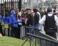 Ciudadanos colombianos solicitantes de visa de los Estados Unidos esperan en una fila este lunes, en la sede de la embajada de los Estados Unidos en Bogotá (Colombia). EFE/ Mauricio Dueñas Castañeda