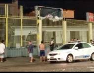 Agentes especializados de la Policía Nacional acudieron a ambos lugares para recolectar evidencias.