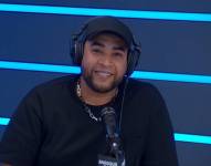 Don Omar, un cantante puertorriqueño de reguetón, es considerado el rey de este género musical. Es un artista multifacético que ha incursionado en la música, la actuación y los negocios.