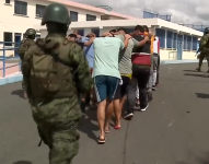 Un grupo de presos siendo reubicado en la cárcel de Cotopaxi.